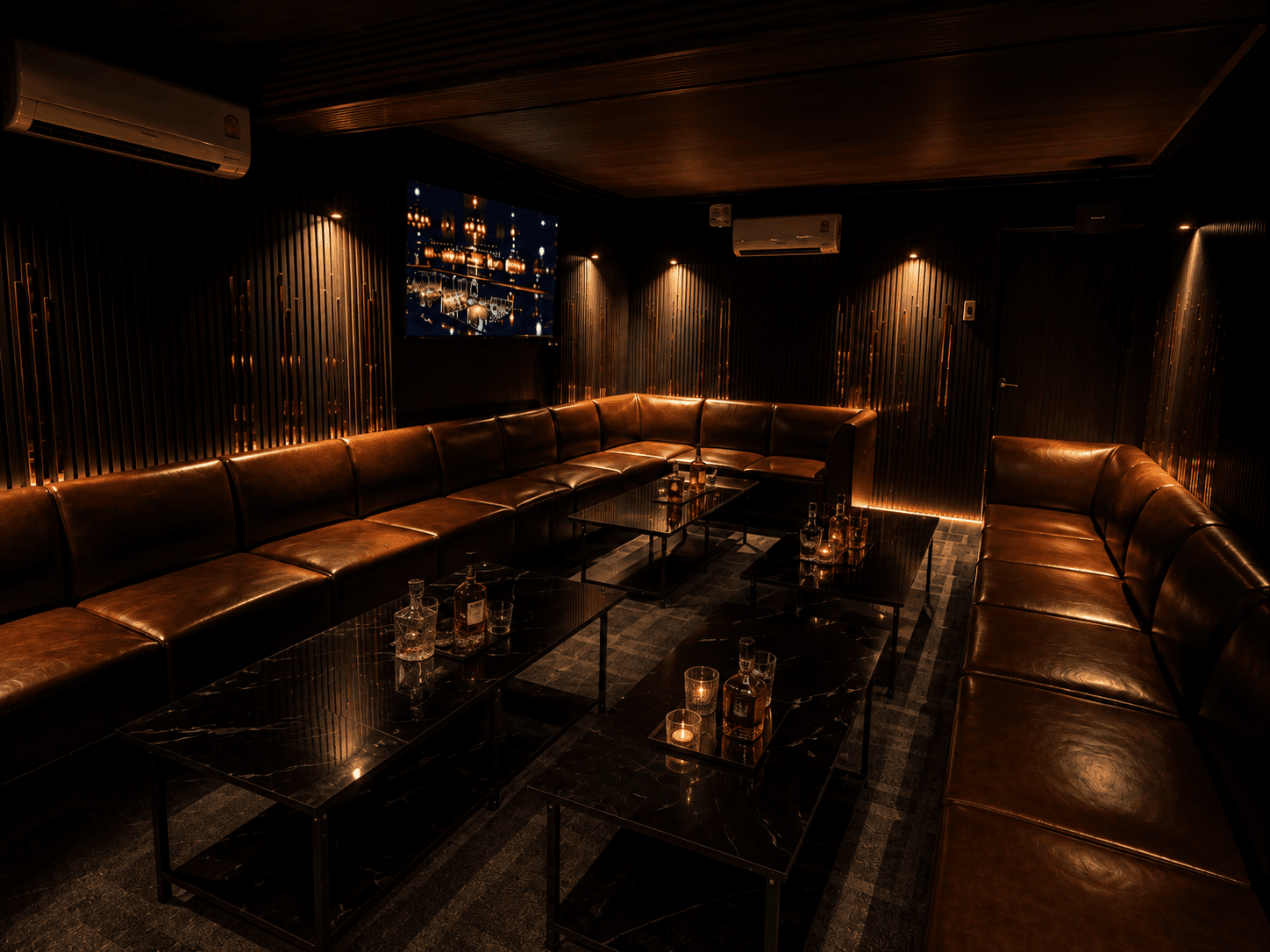 改装したLounge BARON 4階ラウンジのソファ席